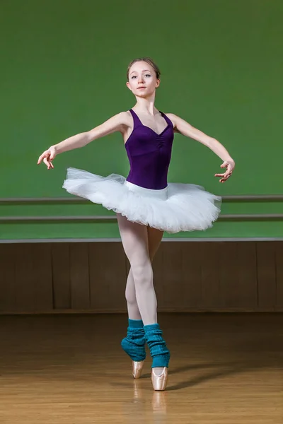 Chica joven en clase de ballet — Foto de Stock