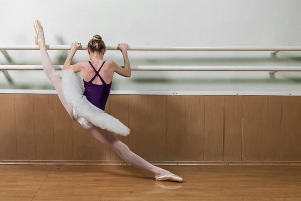 Chica joven en clase de ballet — Foto de Stock