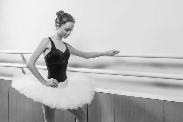 Chica joven en clase de ballet — Foto de Stock