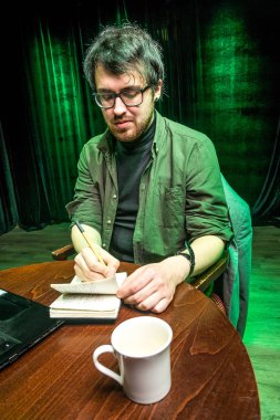 Yaratıcı kişi, yazar, çevirmen