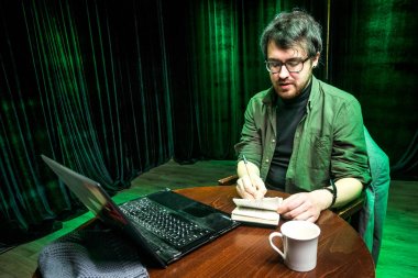 Yaratıcı kişi, yazar, çevirmen