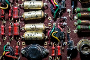 Kristallerden mikroçipler ve transistör bir devre kartı üzerinde