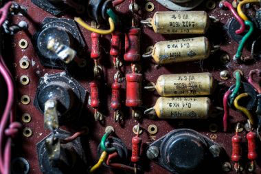 Kristallerden mikroçipler ve transistör bir devre kartı üzerinde