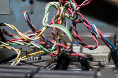 Kristallerden mikroçipler ve transistör bir devre kartı üzerinde