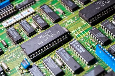 Kristallerden mikroçipler ve transistör bir devre kartı üzerinde