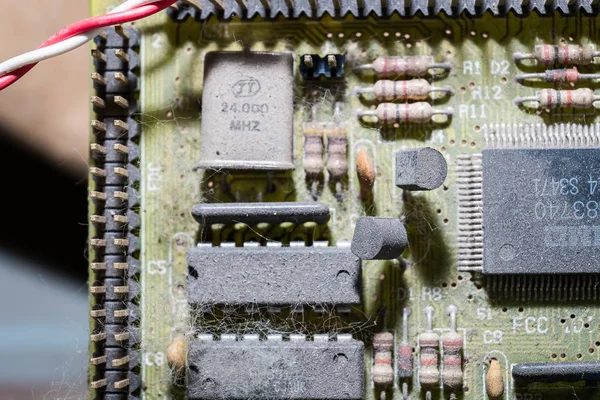 Microchips e transistores em uma placa de circuito — Fotografia de Stock