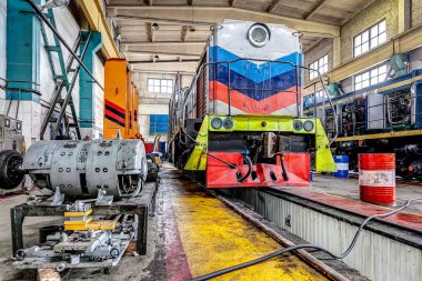 eski trenler için tamir atölyesinde büyük Rus lokomotif