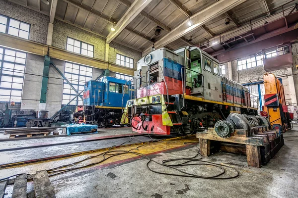 eski trenler için tamir atölyesinde büyük Rus lokomotif