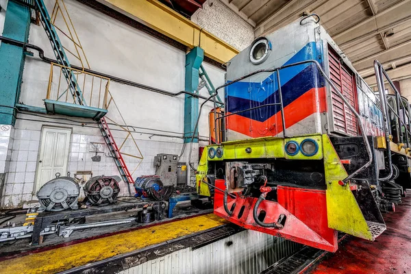 Grande locomotiva russa na oficina de reparação para trens antigos — Fotografia de Stock