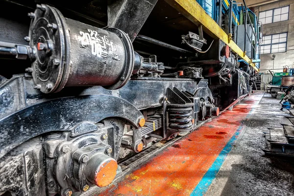 eski trenler için tamir atölyesinde büyük Rus lokomotif