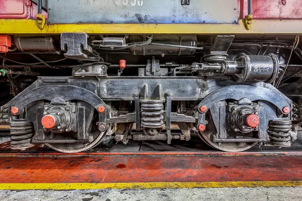 Gran locomotora rusa en el taller de reparación de trenes viejos —  Fotos de Stock