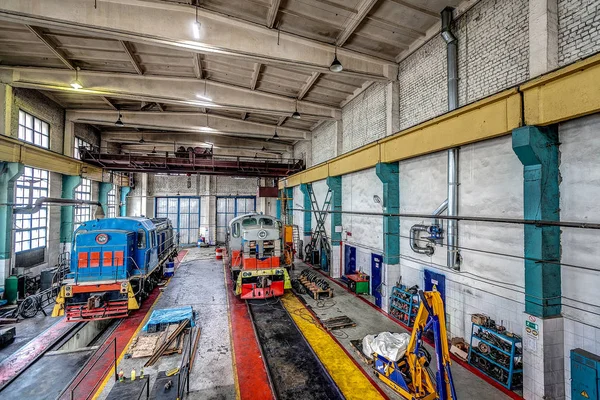 Gran locomotora rusa en el taller de reparación de trenes viejos — Foto de Stock