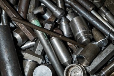 Çok sayıda metal parçalar