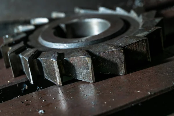 Κατεργασία μετάλλων. Διαδικασία των ροδών εργαλείων δοντιών ολοκληρωθεί μηχανικές κατεργασίες από κόπτης εργαλείο στο εργοστάσιο — Φωτογραφία Αρχείου