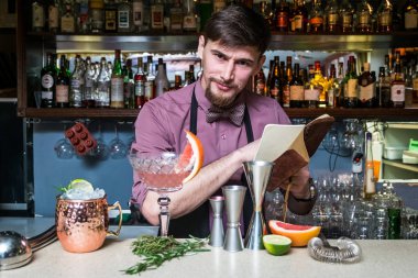 Barmen barın arkasındaki kulüpte içki hazırlıyor.