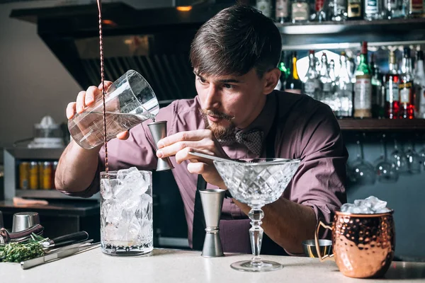 El barman prepara bebidas en el club detrás del bar. —  Fotos de Stock