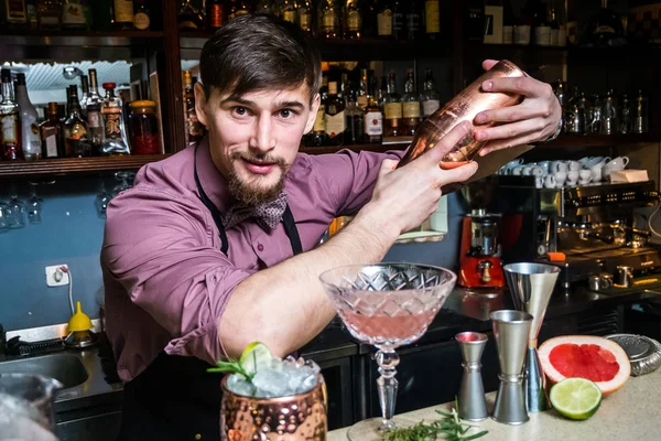 El barman prepara bebidas en el club detrás del bar. —  Fotos de Stock