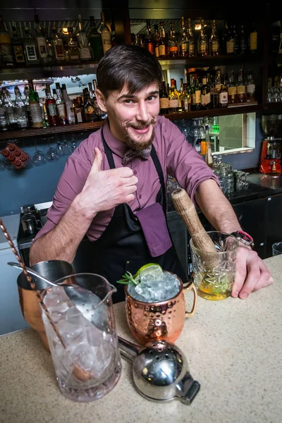 A csapos italt készít a bárpult mögötti klubban. — Stock Fotó