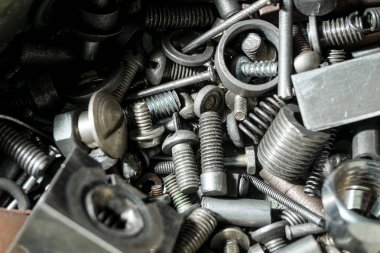 Çok sayıda metal parçalar