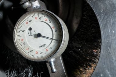 Bar basınç sensörü üstünde belgili tanımlık makine