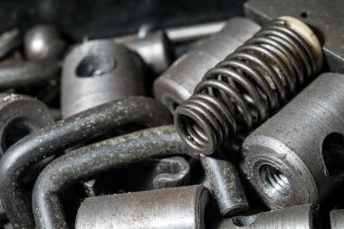Çok sayıda metal parçalar