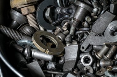 Çok sayıda metal parçalar