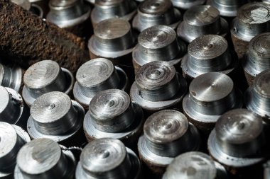 Çok sayıda metal parçalar