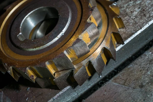 Металлообработка. Процесс обработки зубных колес с помощью инструмента резака на заводе — стоковое фото