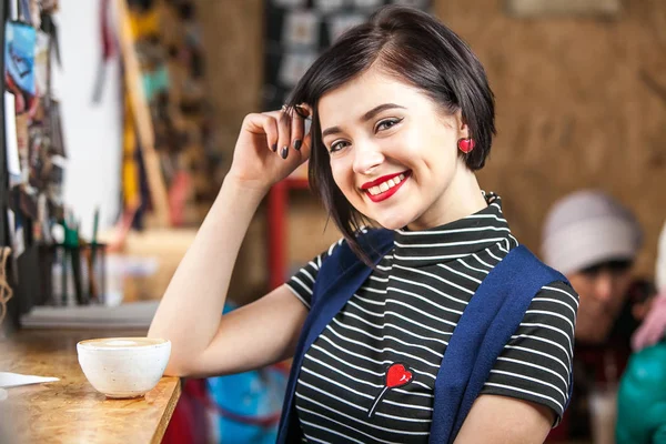 Kahve ile gülümseyen güzel kız