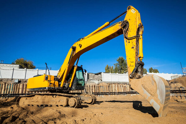 экскаватор на песочнице во время земляных работ
