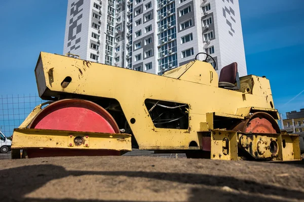 Gele weg roller werkt op de bouwplaats site bouw — Stockfoto