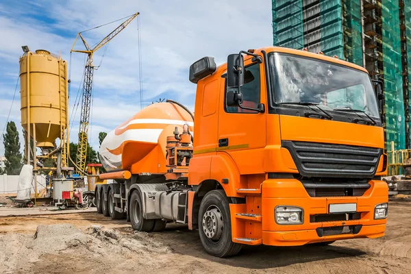 Araba ile çimento inşaat sitesinde