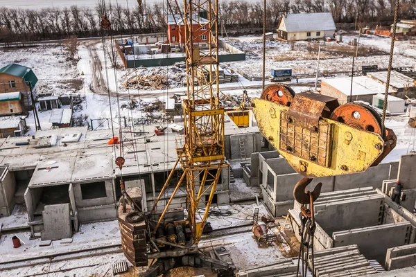 Grue sur la construction du bâtiment . — Photo