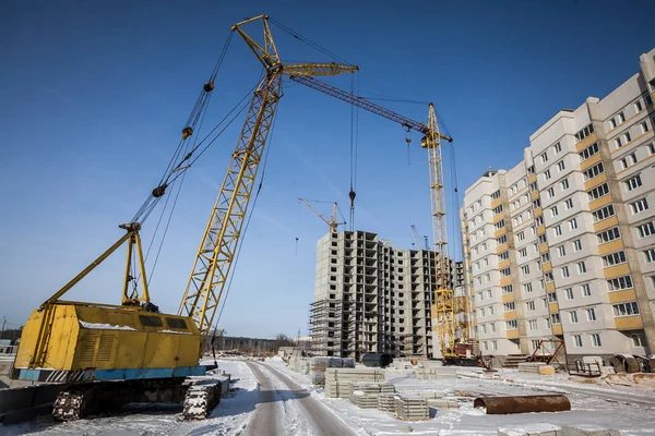 Guindaste na construção do edifício . — Fotografia de Stock