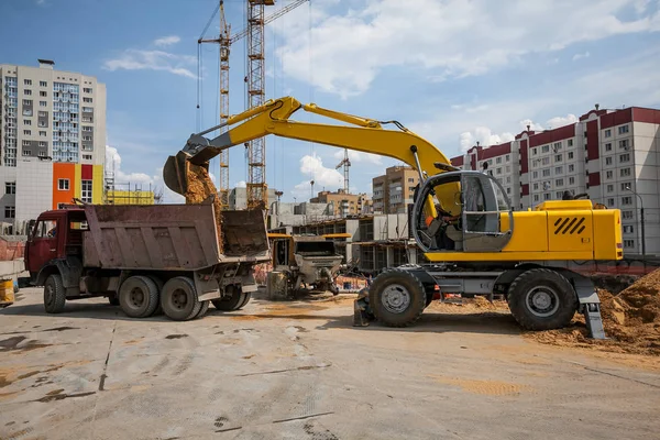 Escavadeira na areia durante obras de terraplanagem — Fotografia de Stock