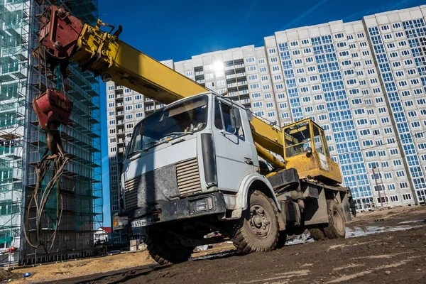 İnşaat alanında seyyar vinç.