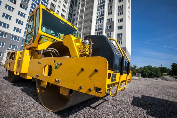 Site inşaat şantiye sarı yol silindiri çalışır