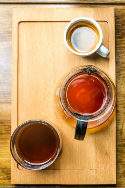 Yemek ve kahve tatmak için ayarla