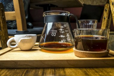 Yemek ve kahve tatmak için ayarla