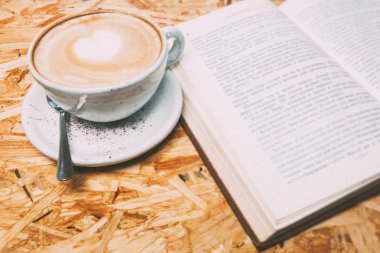 Bir fincan kahve ve bir kitap.