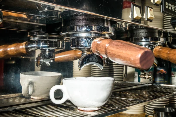 Membuat kopi di mesin kopi — Stok Foto