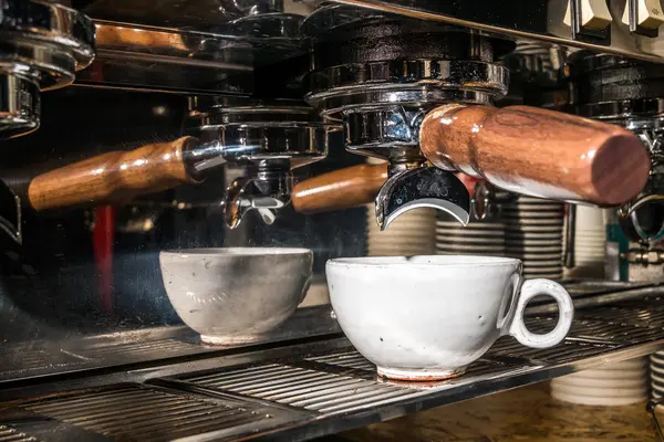 Membuat kopi di mesin kopi — Stok Foto