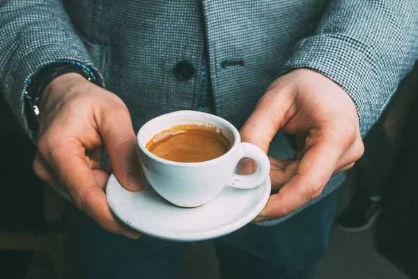 Белая чашка кофе в руках — стоковое фото
