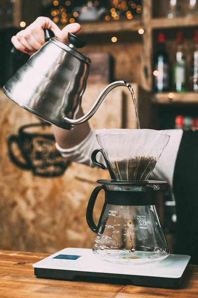 Pembuatan kopi dalam hario — Stok Foto