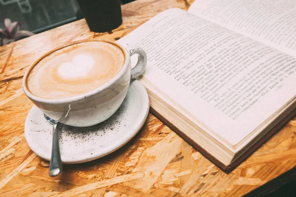 Secangkir kopi dan buku — Stok Foto