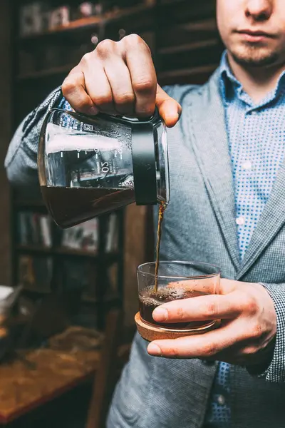 Barista menuangkan kopi ke dalam gelas — Stok Foto