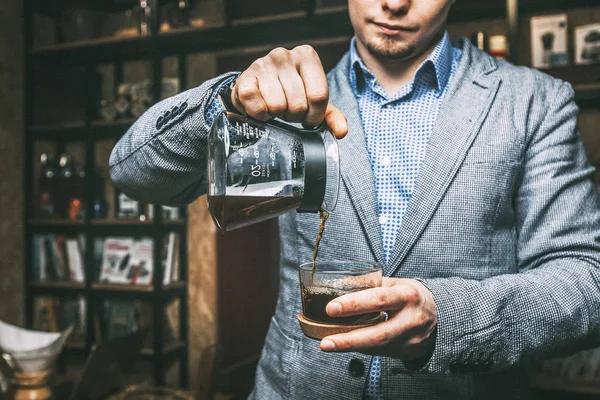 Бариста виливає каву в склянку. — стокове фото