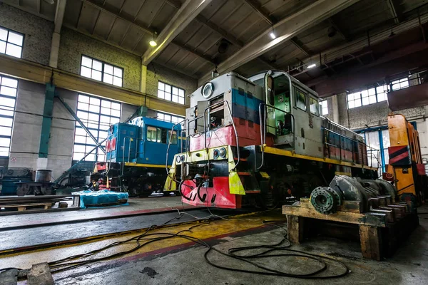 Locomotief is in depot voor reparaties — Stockfoto