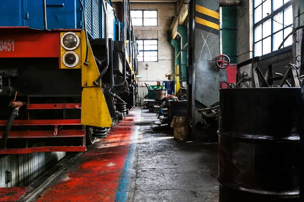Locomotief is in depot voor reparaties — Stockfoto