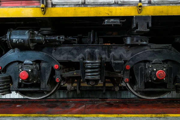 Demonte lokomotif motoru detayları